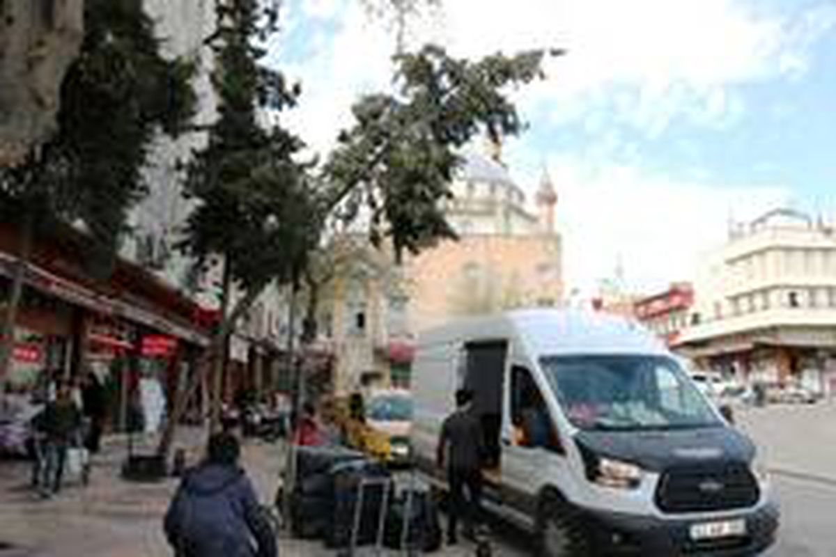 Eğilen ağaç tehlike saçıyor