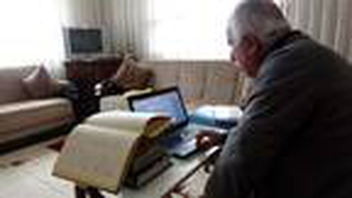 Emekli öğretmen, evden çıkamadığı 15 günde kitabını güncelledi