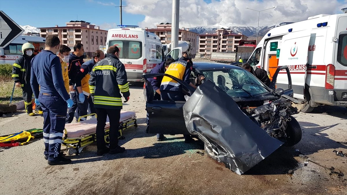 Erzincan\'da çekiciyle otomobil çarpıştı: 3 yaralı