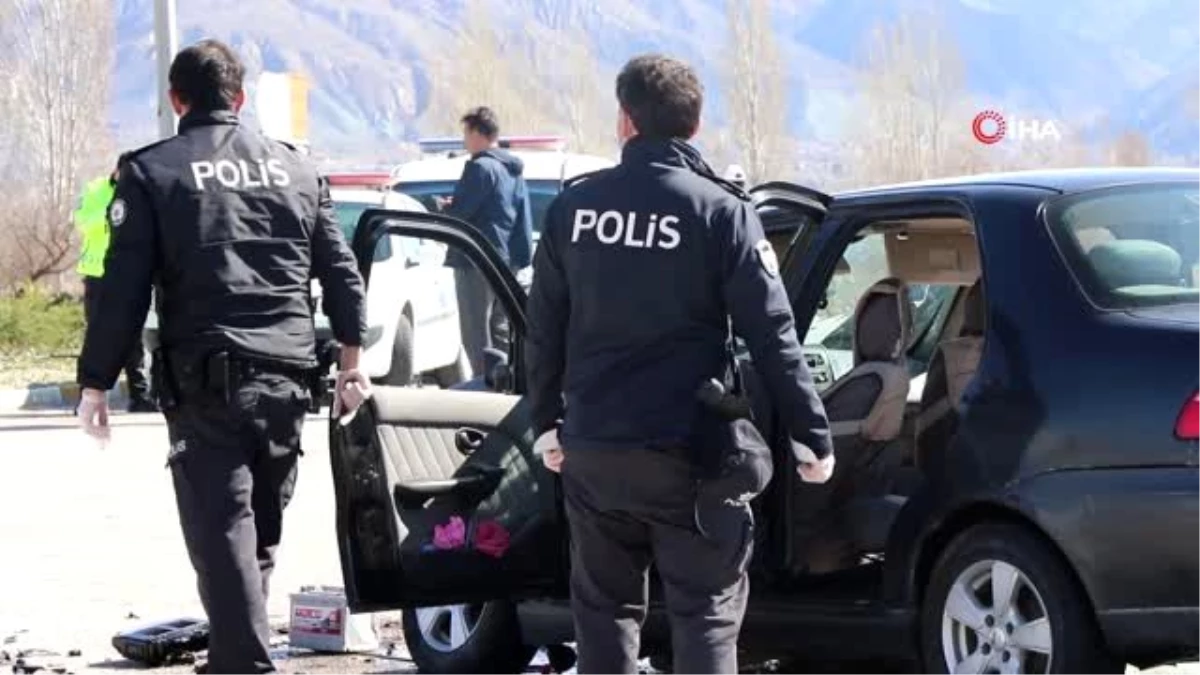 Erzincan\'da çekiciyle otomobil çarpıştı: 3 yaralı