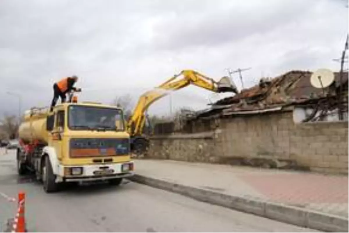 Erzincan\'da kentsel dönüşüm kapsamında ilk yıkım yapıldı