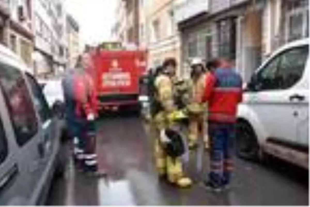 Fatih\'te yaşlı kadın dairedeki yangında hayatını kaybetti