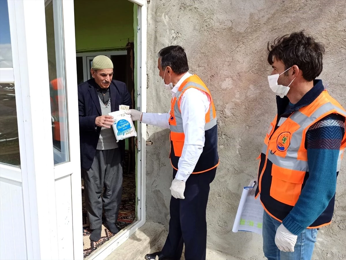 Gürpınar Belediyesi ilçedeki tüm yaşlılara hijyen paketi dağıttı