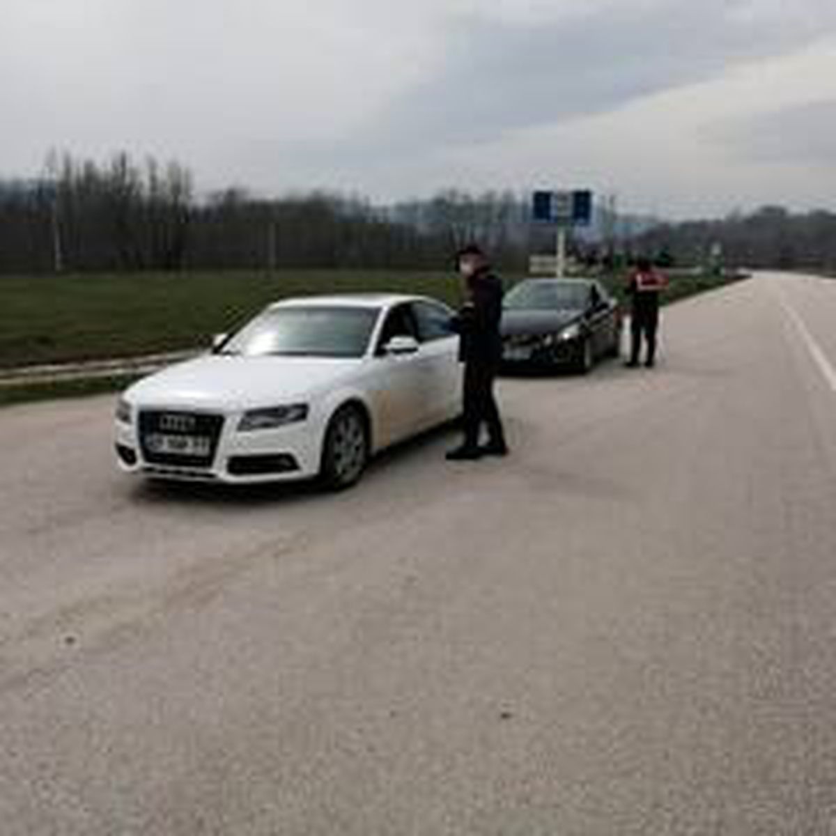 İnegöl\'de sokağa çıkma yasağına uymayan gençlere cezai işlem