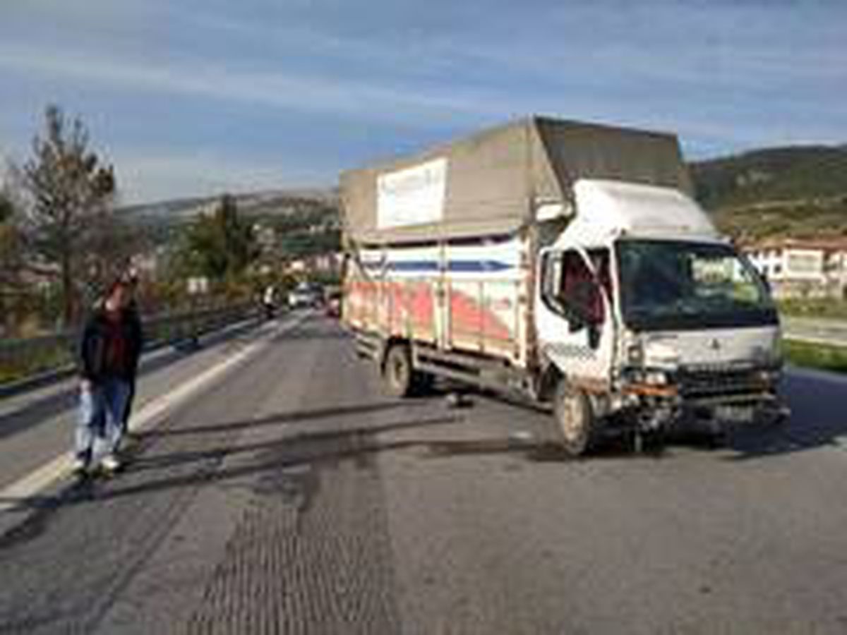 İskenderun\'da kamyonet otomobile çarptı: 1 yaralı