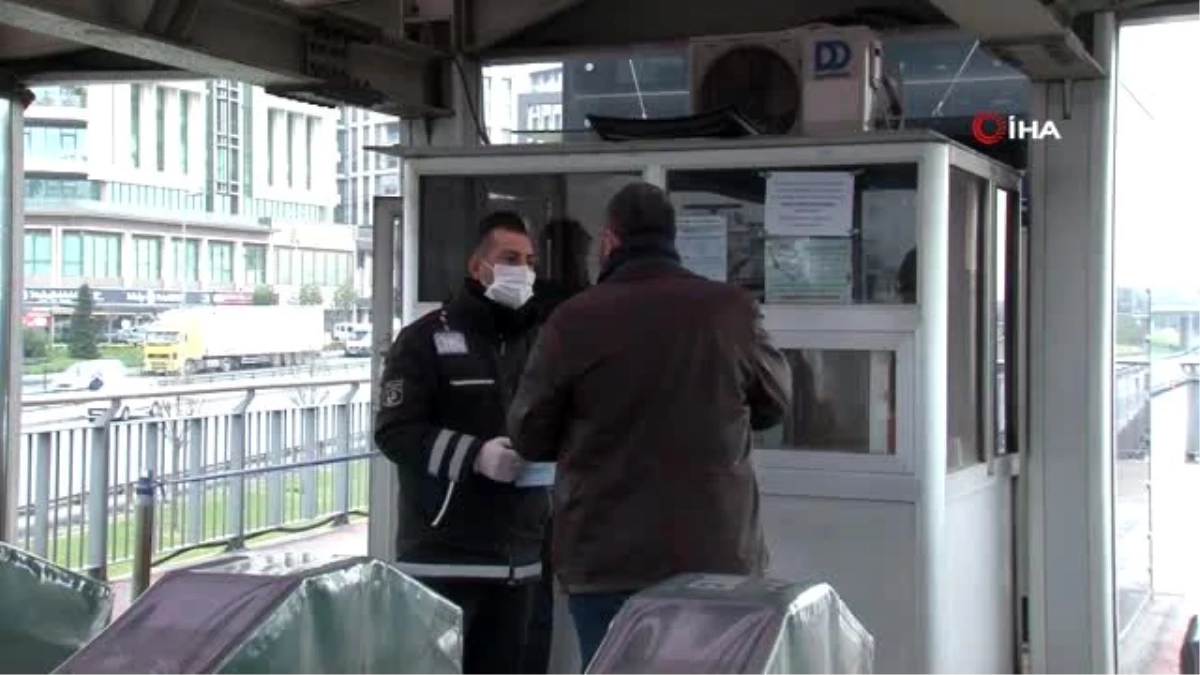 İstanbul\'da toplu taşımayı kullananlara maske dağıtılıyor