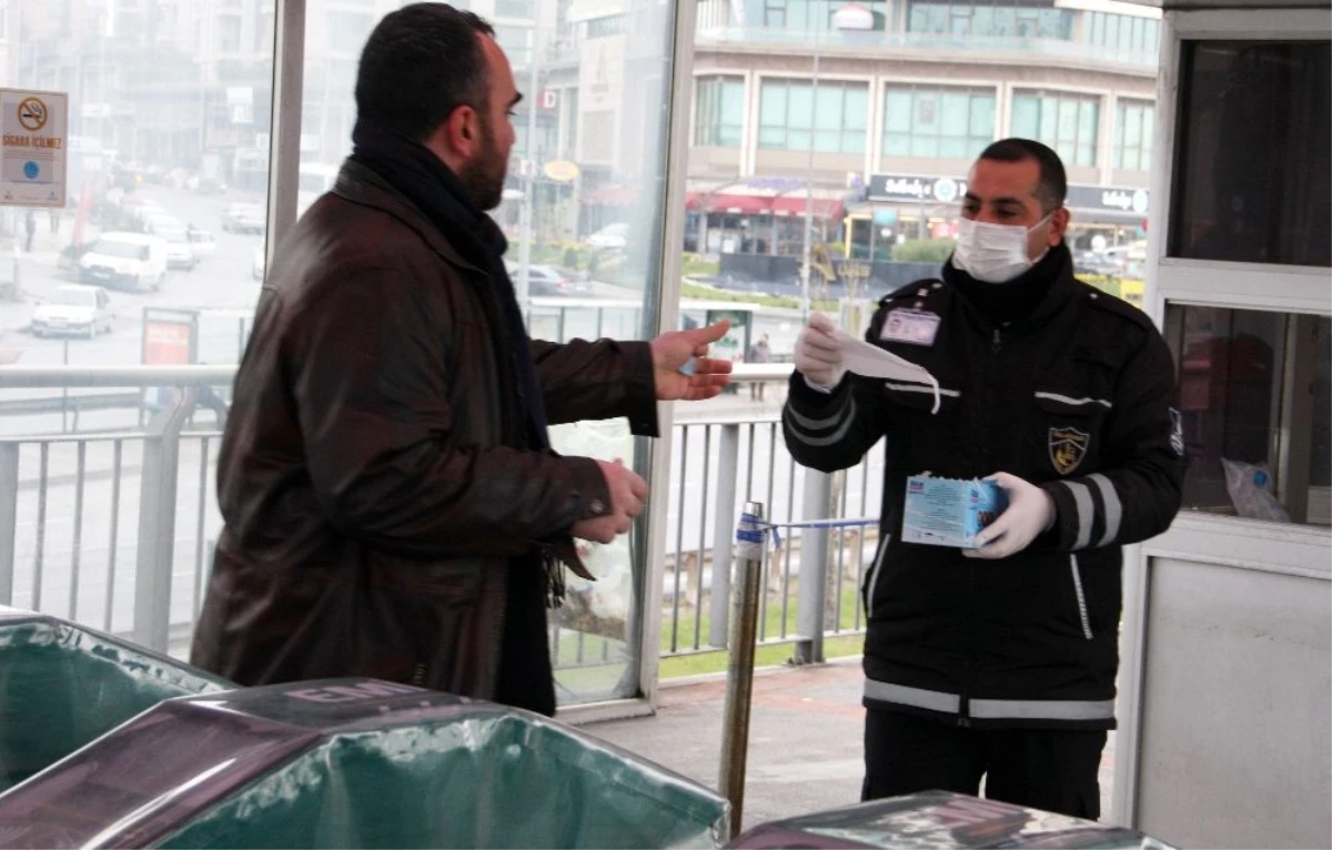 İstanbul\'da toplu taşımayı kullananlara maske dağıtılıyor
