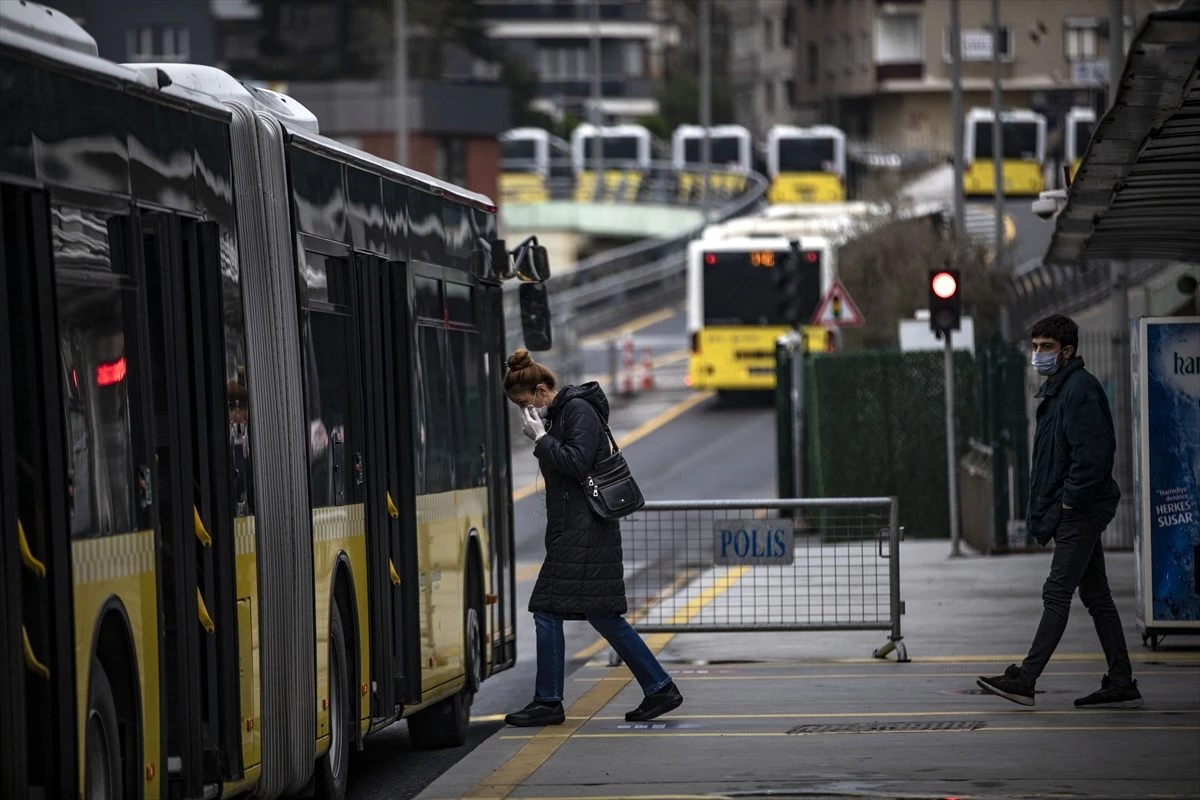 İstanbul\'da toplu ulaşım araçlarında maske kontrolü yapıldı