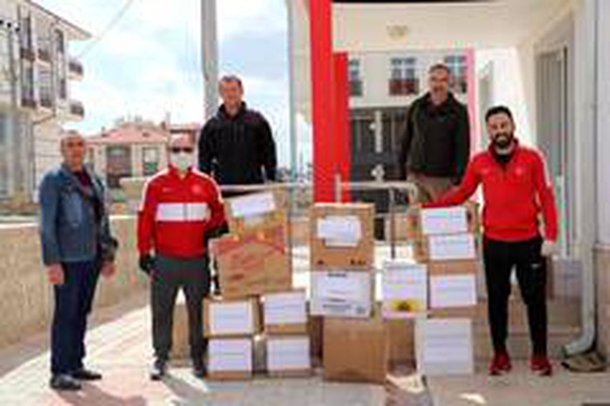 Karaman\'da antrenörlerden sokağa çıkamayan yaşlılara gıda paketi yardımı