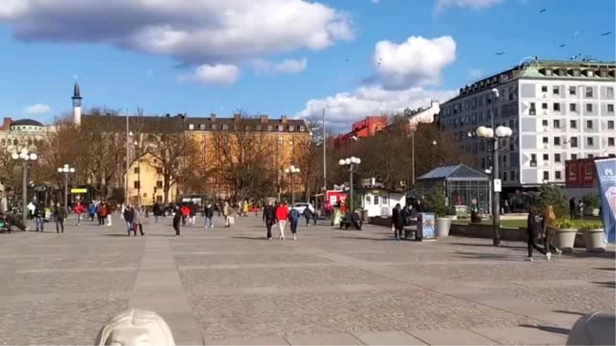 Karantina uygulanmayan İsveç\'te halk güneşli havanın keyfini çıkardı - STOCKHOLM