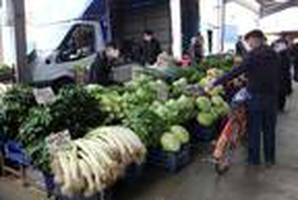 Kayseri\'de pazarda maskeli alışveriş