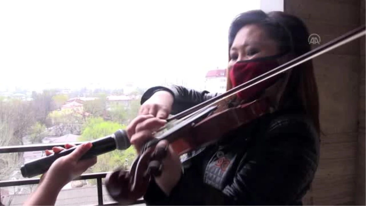 Kırgızistan\'da keman sanatçısı Jılkıbayeva, balkonundan komşularına Türk dizi müziklerini çaldı