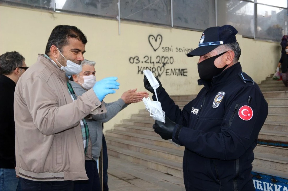 Kırıkkale\'de pazarcı esnafına ve vatandaşlara ücretsiz maske dağıtıldı