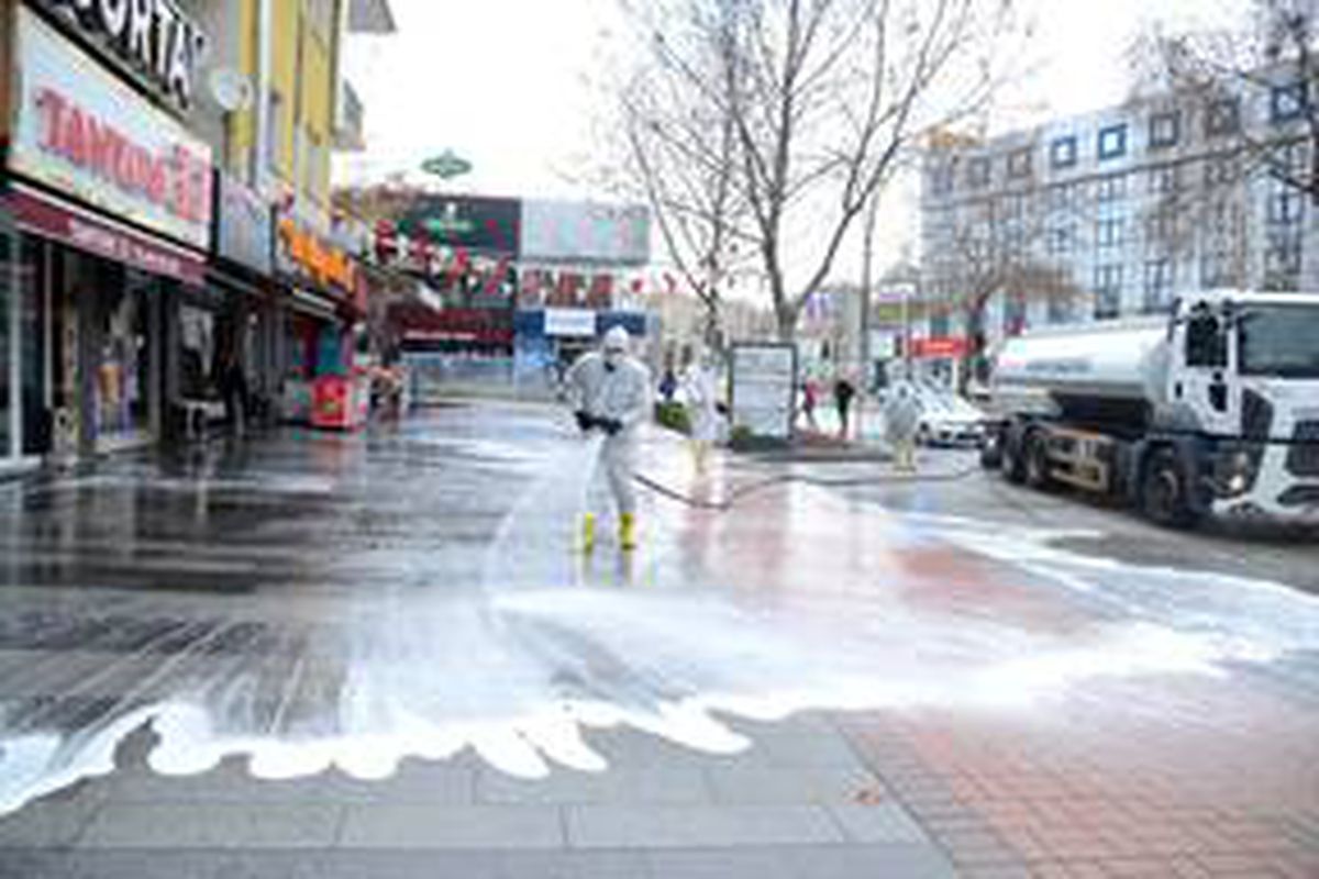 Kırşehir ile Nevşehir\'de ana cadde ve sokaklar dezenfekte edildi