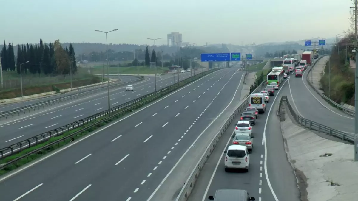 Kocaeli-İstanbul sınırında kilometrelerce araç kuyruğu oluştu