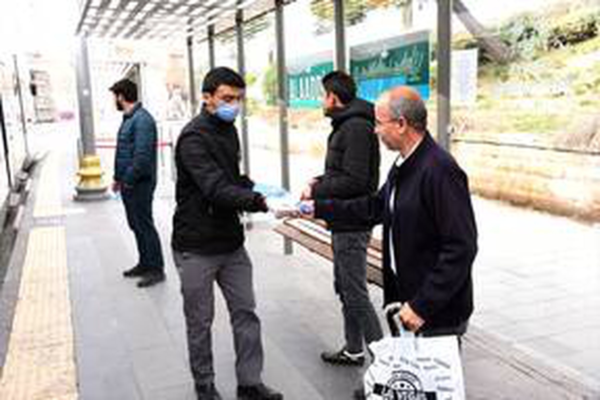 Konya Büyükşehir Belediyesi toplu taşıma kullananlara ücretsiz maske dağıttı