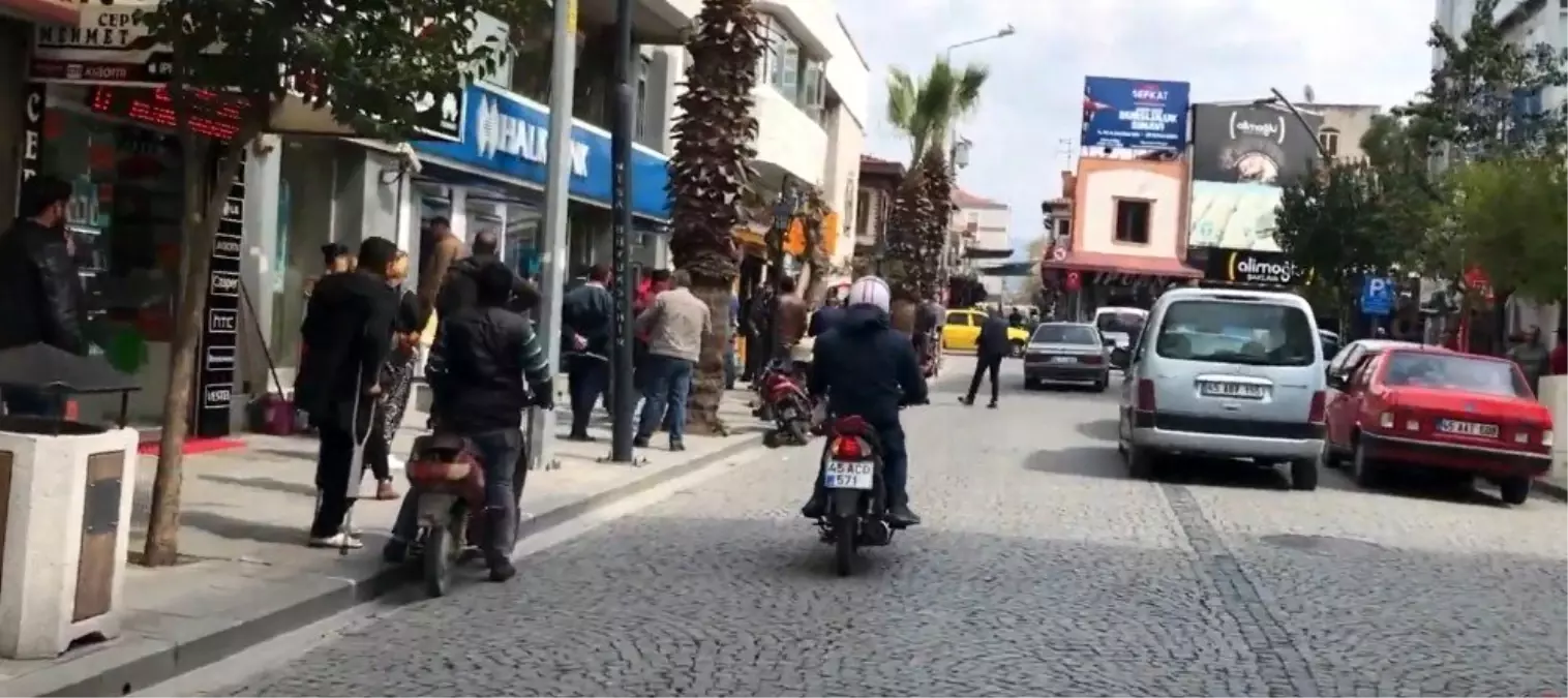 Korona virüs tedbirleri Akhisar\'ın en işlek caddesini trafiğe kapattırdı