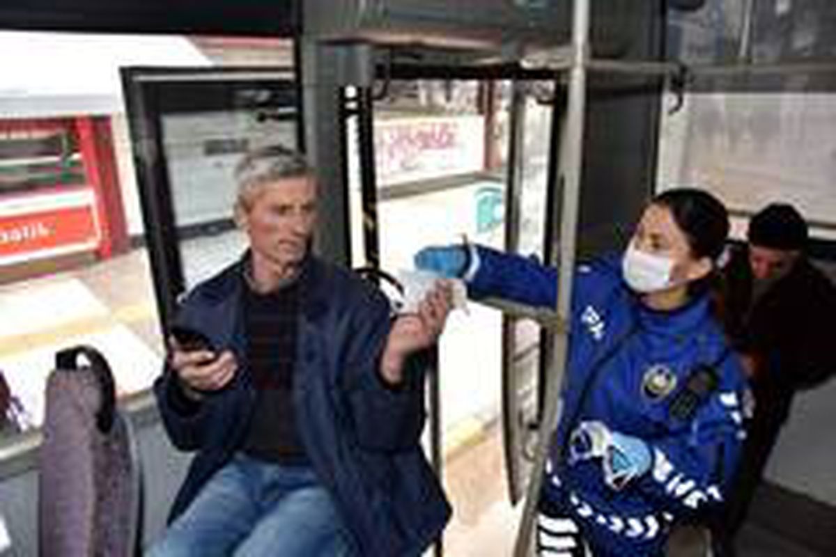Manisa\'da toplu taşımada vatandaşlara maske desteği