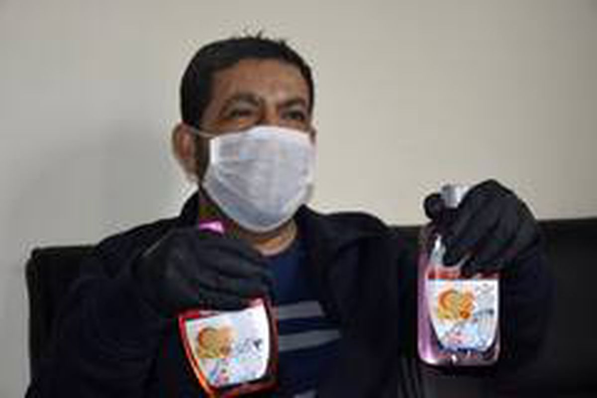 Maske ve eldiven sipariş etti sıvı sabun çıktı