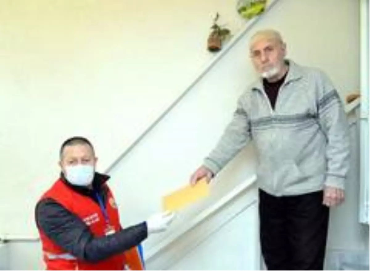 \'Milli Dayanışma Kampanyası\'na emekli maaşının yarısını bağışladı