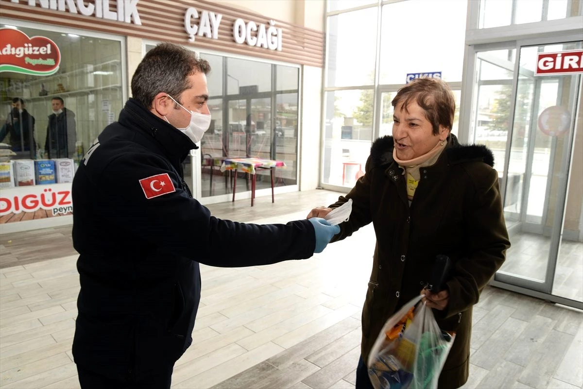 Pazar yerleri ve toplu taşıma araçlarında vatandaşlara ücretsiz maske dağıtıldı