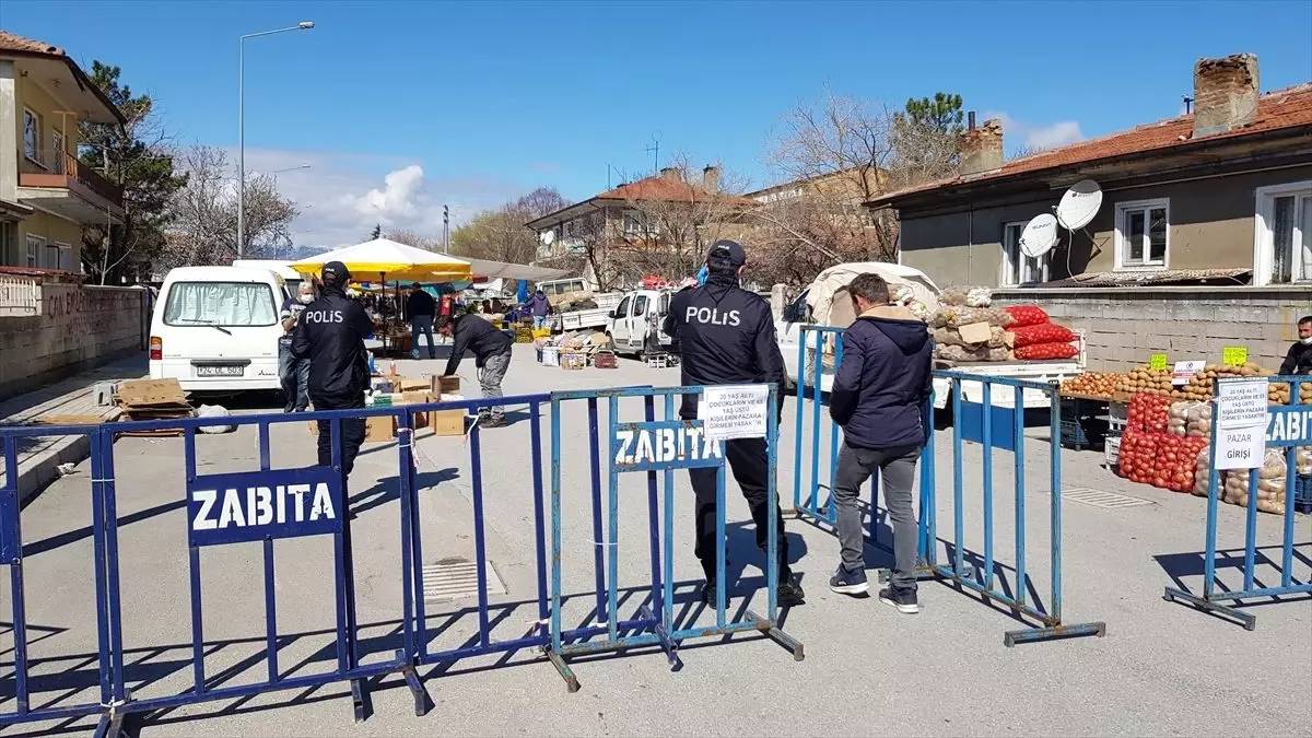 Polis ekipleri cadde ve sokaklarda "Evde kal" uyarılarını sürdürüyor