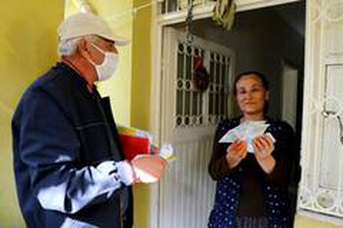 PTT\'nin yardım paralarını evlere ulaştırması vatandaşları sevindirdi