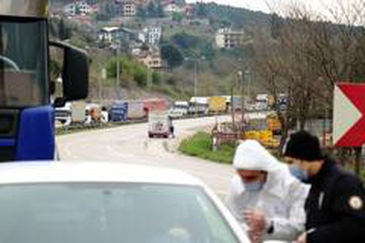 Sakarya giriş ve çıkışlarında seyahat belgesi bulunmayan araçlar geri çevrildi