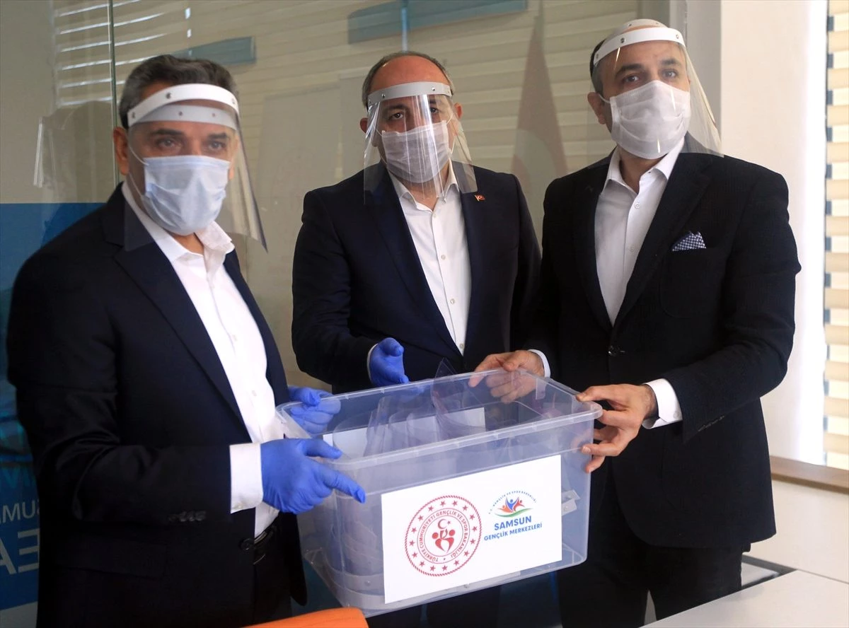 Samsun\'da gönüllü gençler sağlık çalışanları için siper maske üretti