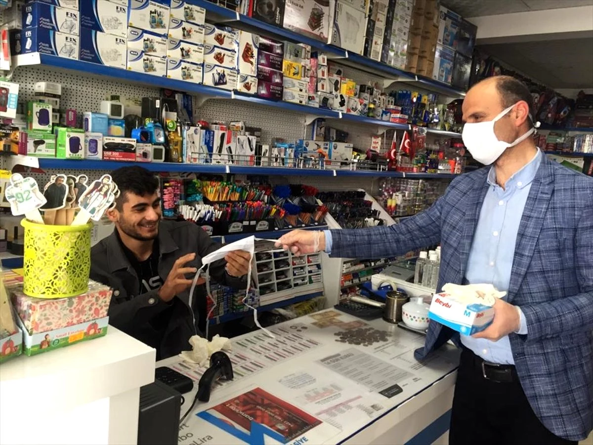 Sason İl Genel Meclisi üyesinden esnafa maske ve eldiven desteği