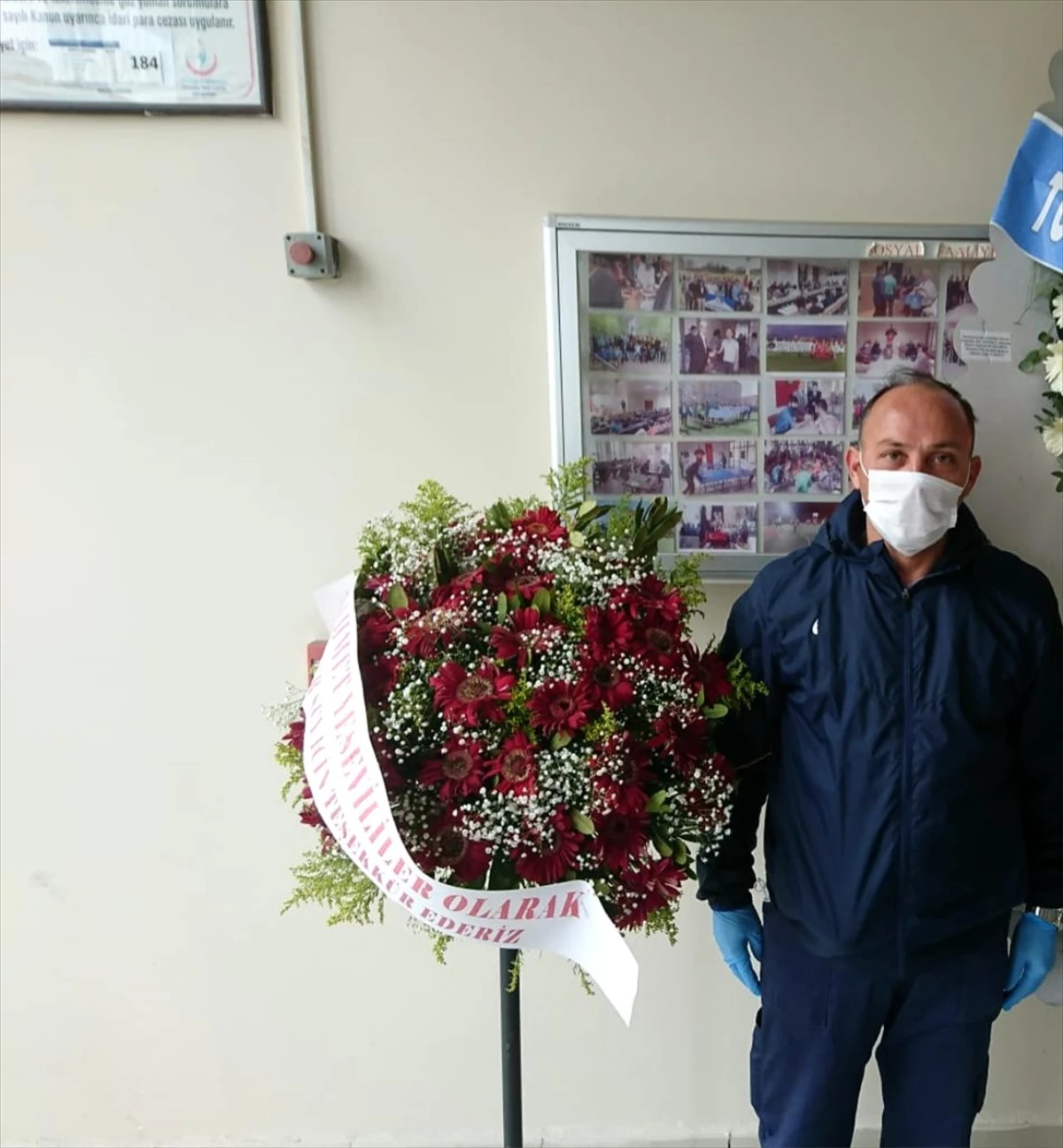 Tekirdağ\'da karantinadaki öğrencilerden yurt çalışanlarına çiçek sürprizi