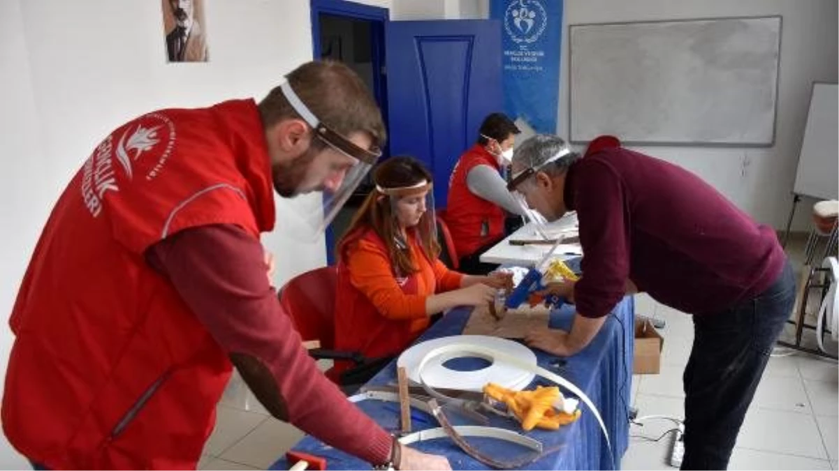 Tekirdağ Gençlik Merkezi, sağlık çalışanları için yüz siperliği üretiyor