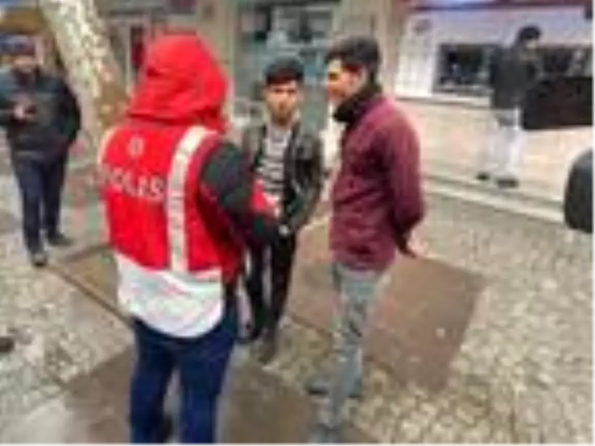 Ümraniye\'de caddede gezen yaşı küçük 2 gence ceza