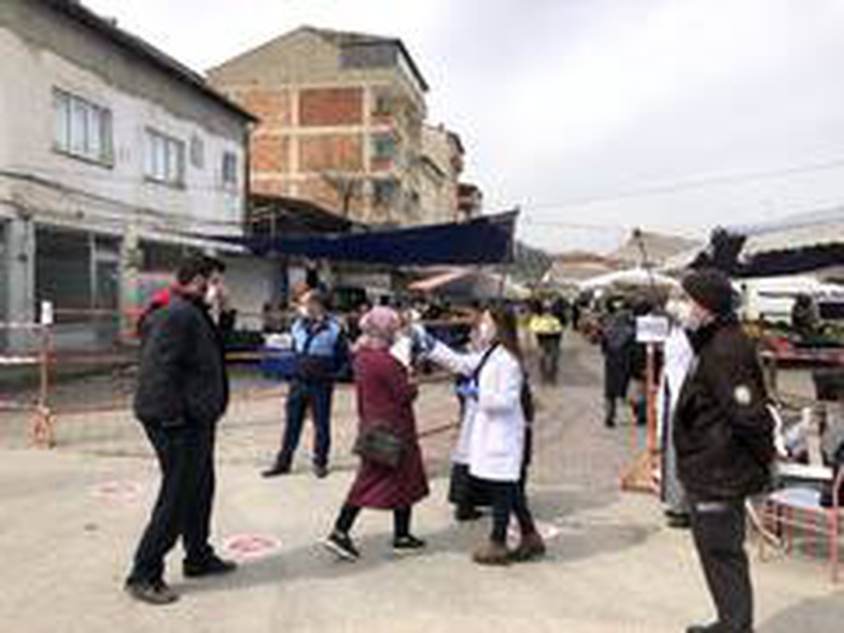 Vatandaşlar halk pazarına ateşleri ölçüldükten sonra alındı