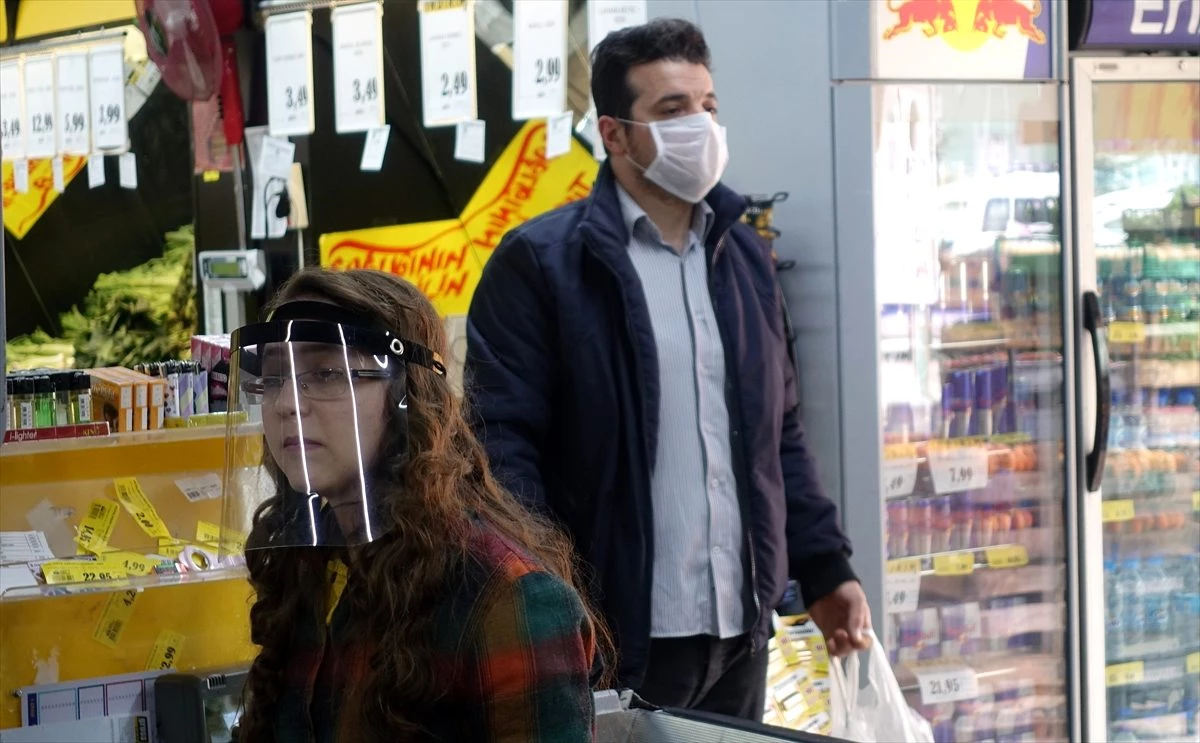 Vatandaşlar market ve pazarlara maskeyle girdi