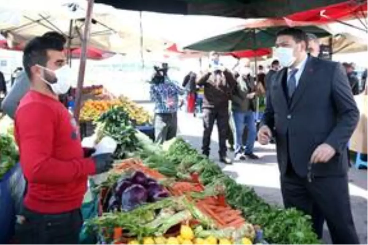 Yeniden Refah Partisi İl Başkanı Önder Narin pazar yerinde maske dağıttı
