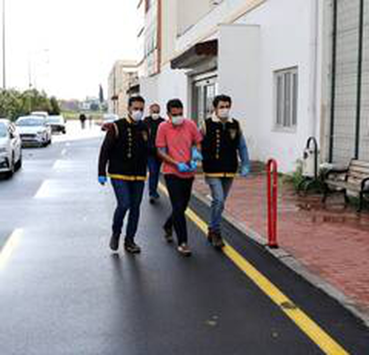 Yolda yürüyen kadına kabus yaşattı, 500 metre sonra polis yakaladı