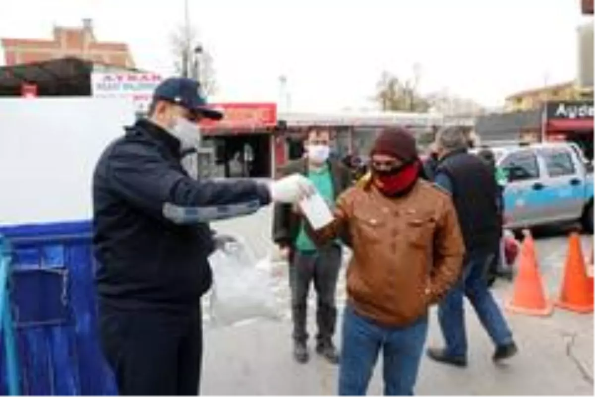 Akhisar Belediyesi pazar yerinde 5 bin maske dağıttı