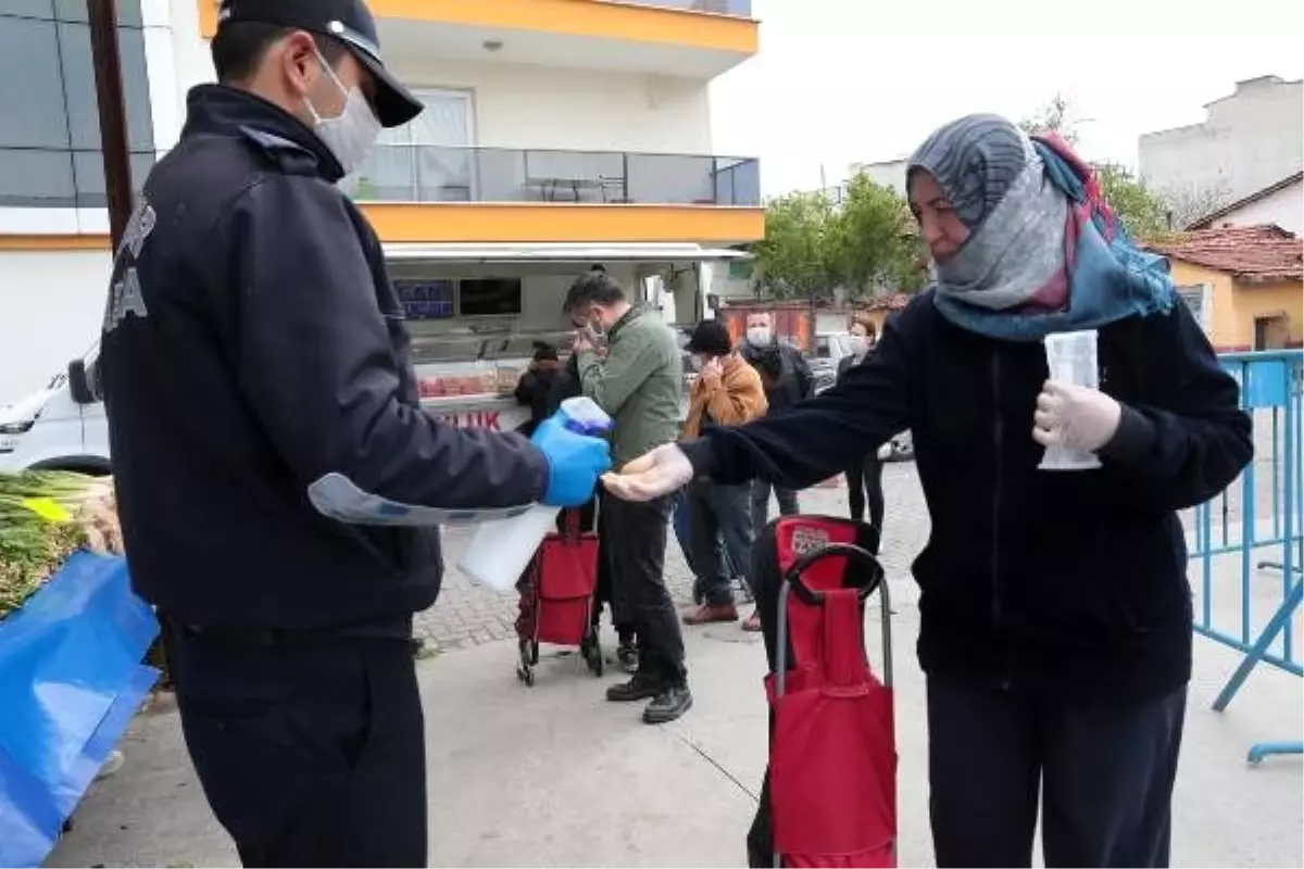 Akhisar Belediyesi, pazar yerinde 5 bin maske dağıttı