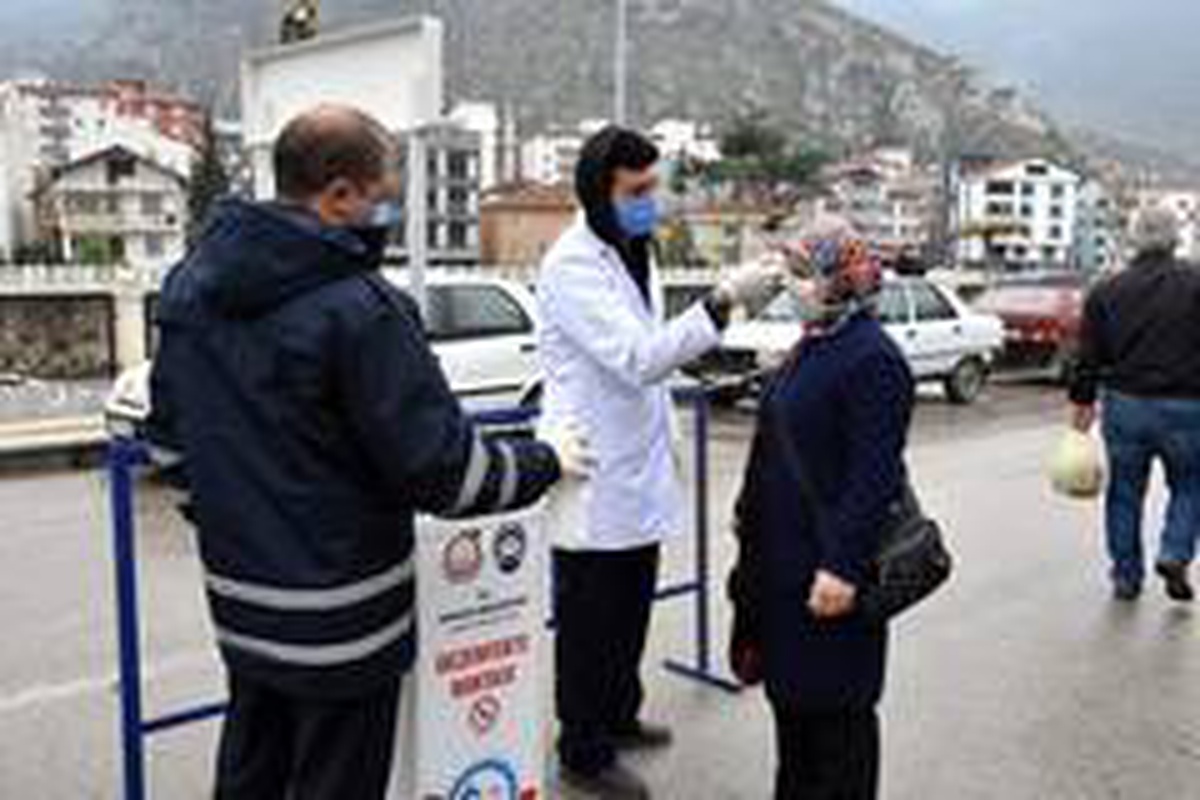 Amasya\'da pazarda ve toplu taşıma araçlarında ücretsiz maske dağıtımı