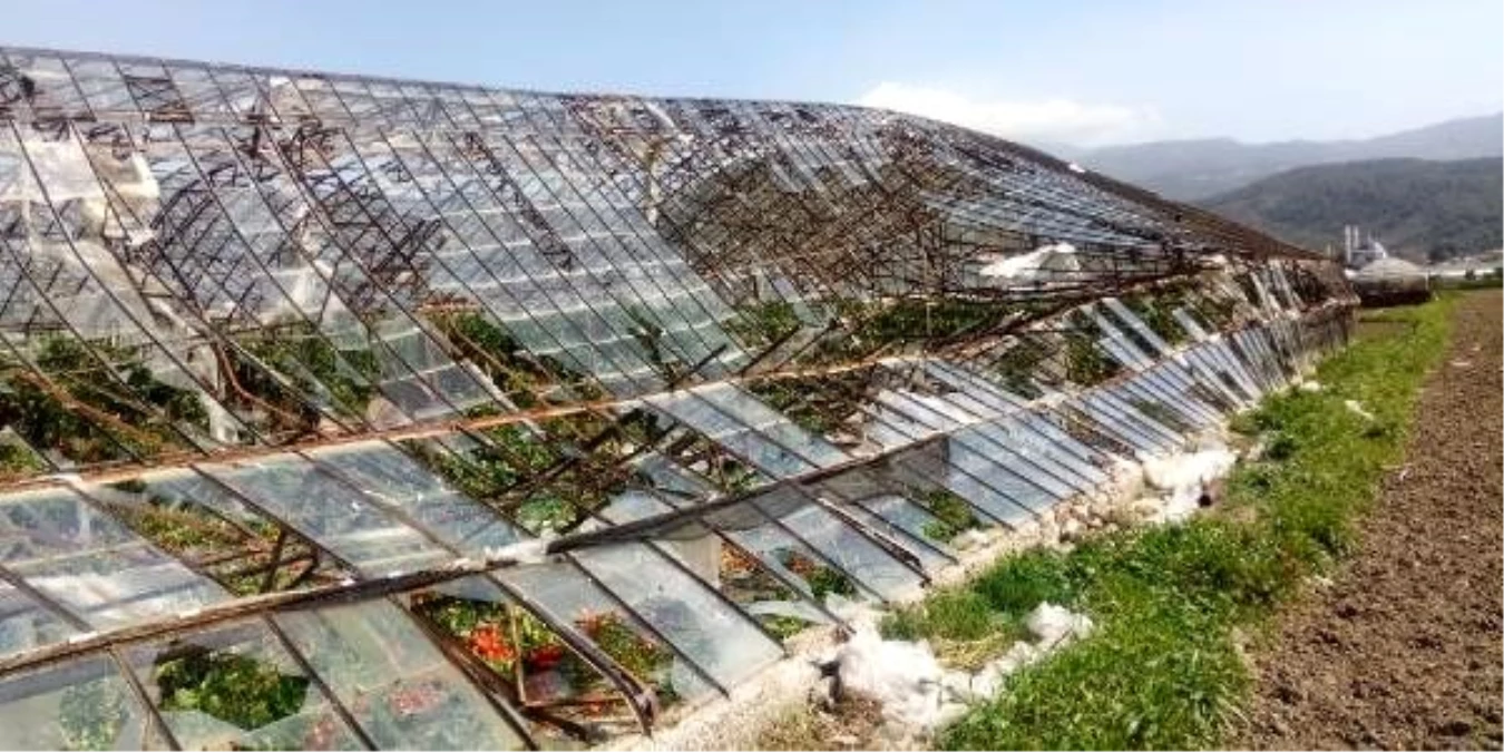 Antalya\'da şiddetli rüzgar, cam serayı yıktı