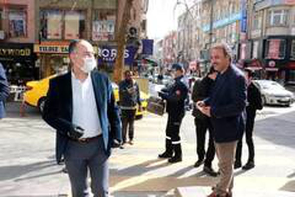 Belediye Başkanı sokakta tek tek maske dağıttı