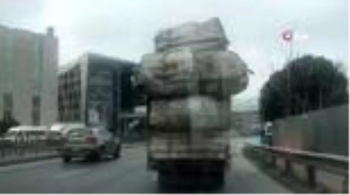 Beyoğlu\'nda aşırı yüklü kamyon, trafikte tehlike saçtı