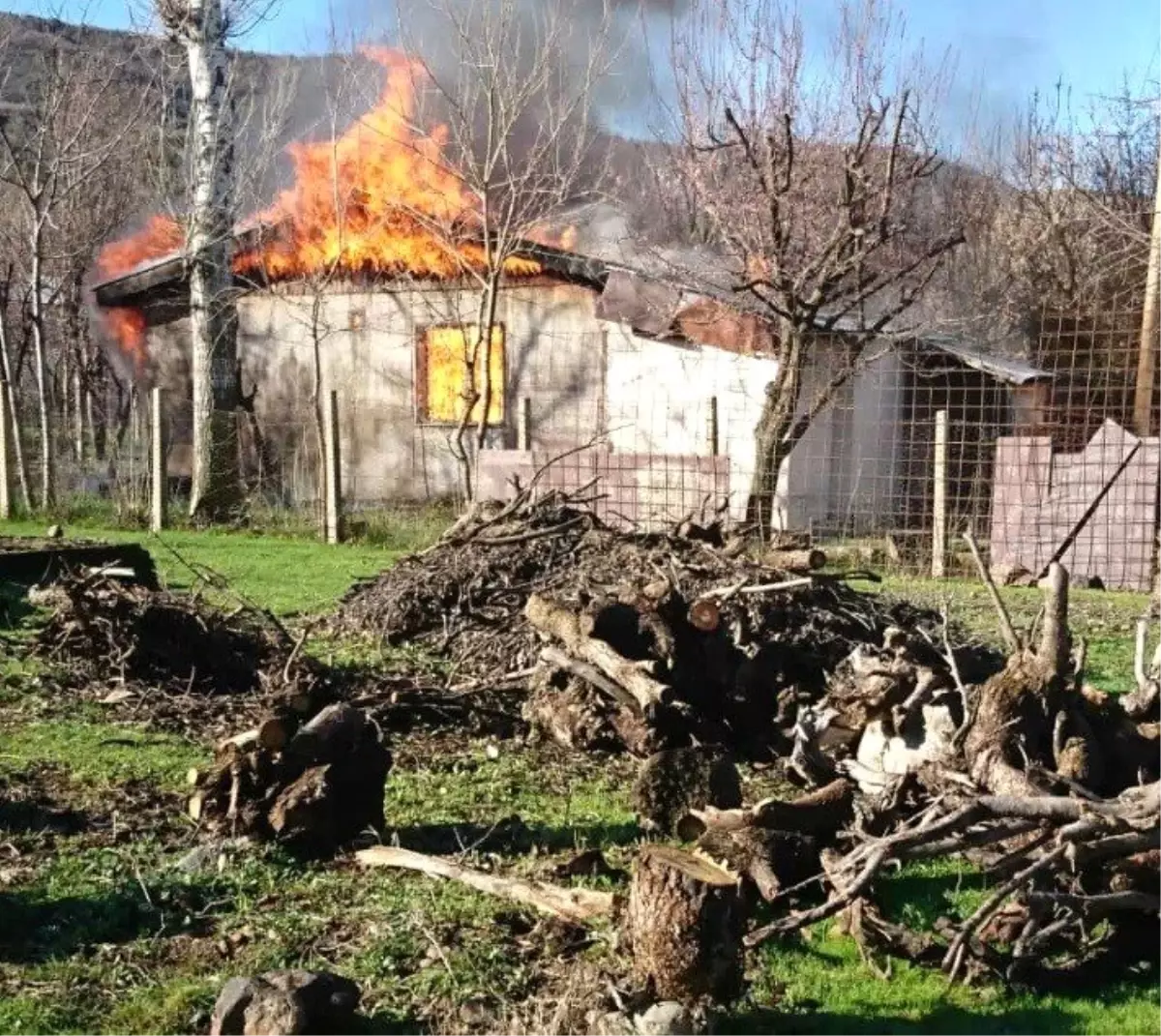 Bingöl\'de yangın, baraka kullanılamaz hale geldi