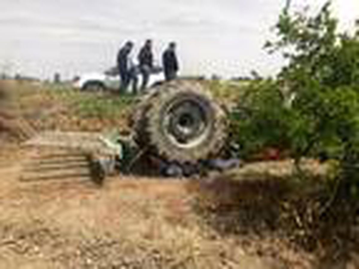 Devrilen traktörünün altında kalan çiftçi öldü