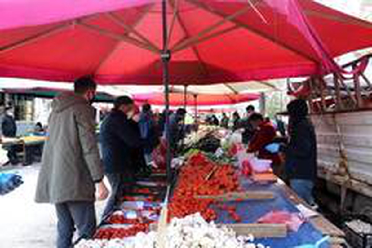 Erzurum\'da maskesini takan pazara koştu