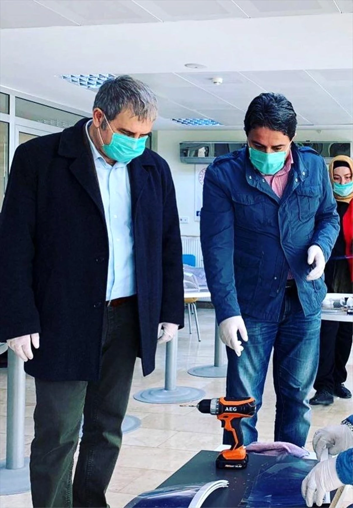 Eskişehir\'de gençlik merkezleri sağlık çalışanları için maske üretiyor
