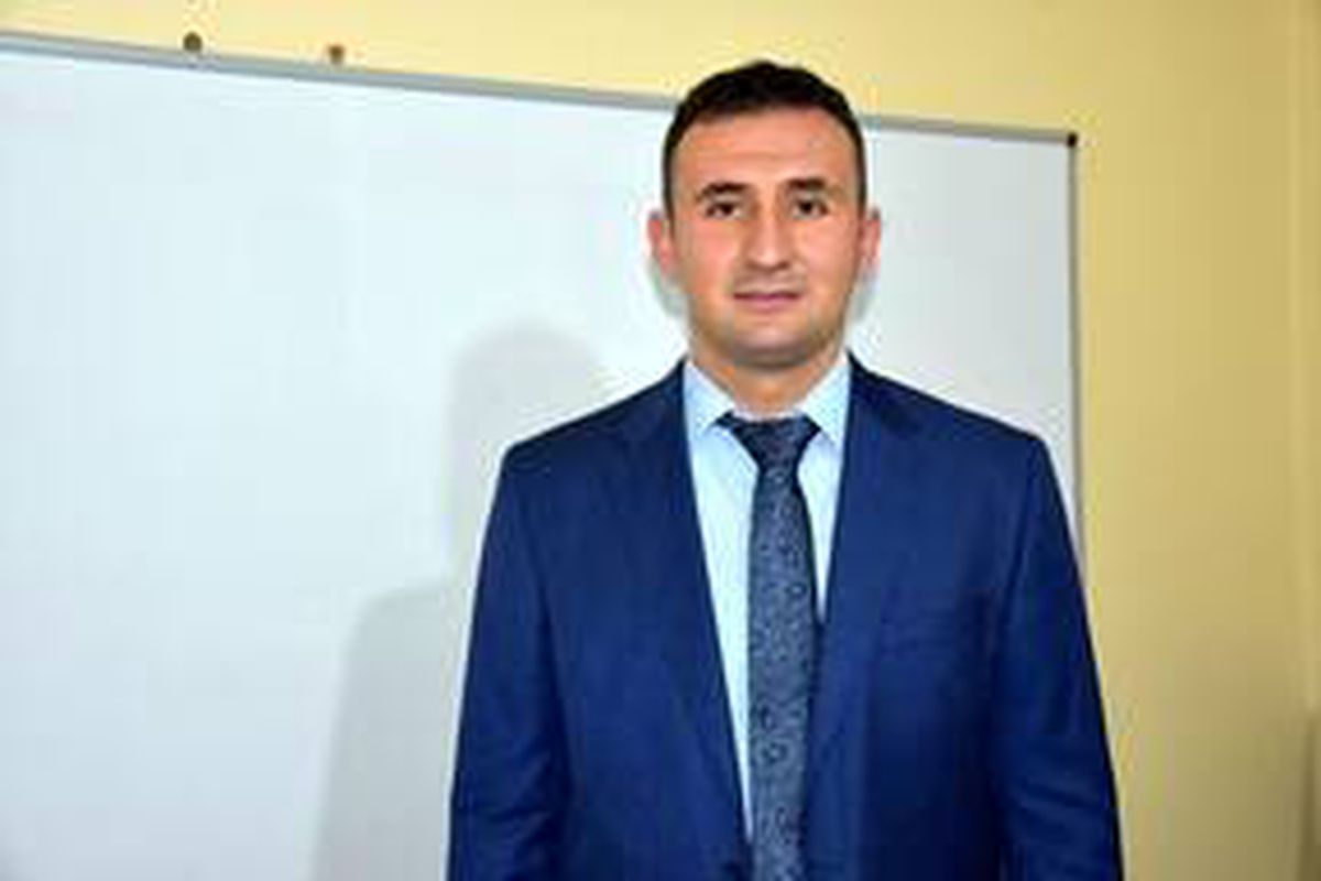 Evinin bir odasını sınıfa çeviren öğretmen öğrencilerine online ders anlatıyor