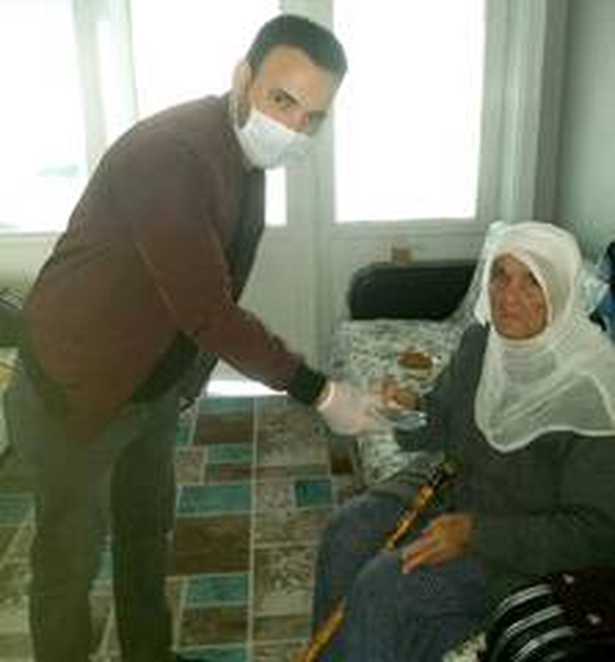 Gönüllü öğretmenler yaşlıların maaşını dağıttı