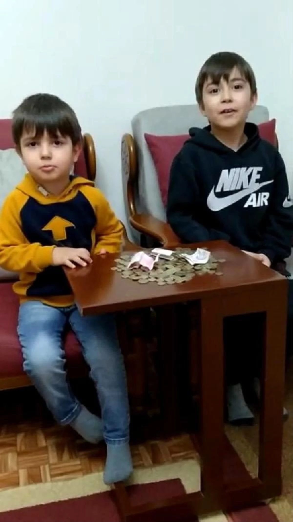 İki kardeş, kumbaradaki paralarını bağışladı